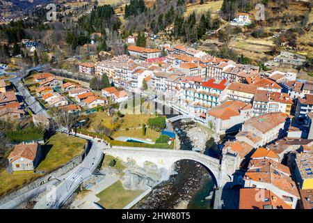 Vue aérienne du pont Nou de la rivière Ter à Camprodon dans les Pyrénées, province de Gérone Catalogne, Espagne Banque D'Images