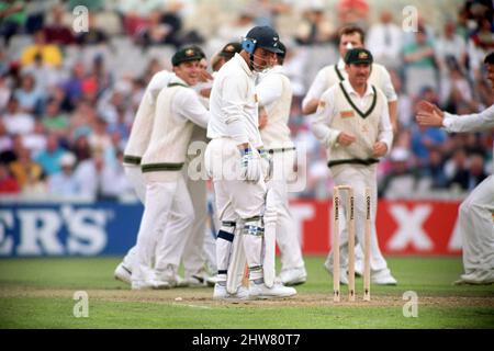 Photo du dossier datée du 04-06-1993 de Mike Gatting (au centre) en Angleterre est emmenée par la première livraison de la journée de Shane Warne à Old Trafford. L'ancien Cricketer australien Shane Warne est décédé à l'âge de 52 ans, a annoncé sa société de gestion MPC Entertainment dans une déclaration. Date de publication : vendredi 4 mars 2022. Banque D'Images