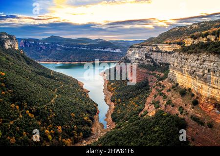 Vue sur une partie du marais de Sau depuis les falaises de Tavertet. Collsacabra, Osona, Catalogne, Espagne Banque D'Images