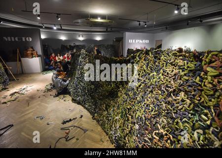 Lviv, Ukraine. 03rd mars 2022. Des volontaires serpentent des filets de camouflage pour l'armée ukrainienne en raison de l'invasion militaire de l'Ukraine par la Russie dans le cadre de l'invasion russe en cours de l'Ukraine, des troupes russes ferment sur les grandes villes et Lviv se prépare également à un assaut possible. Les volontaires trient des filets de camouflage pour l'armée ukrainienne. Les filets sont fabriqués dans les bibliothèques, les écoles, les salles de sport et autres locaux disponibles. Crédit : SOPA Images Limited/Alamy Live News Banque D'Images