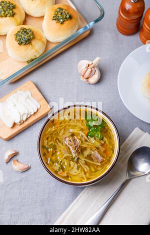 Shchi avec pampuckki (petits pains) et saindoux. Soupe de chou, pommes de terre et viande. Cuisine russe et ukrainienne traditionnelle. Gros plan. Banque D'Images