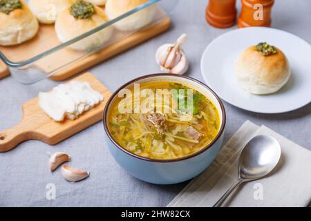 Shchi avec pampuckki (petits pains) et saindoux. Soupe de chou, pommes de terre et viande. Cuisine russe et ukrainienne traditionnelle. Gros plan. Banque D'Images