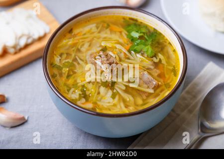 Shchi avec pampuckki (petits pains) et saindoux. Soupe de chou, pommes de terre et viande. Cuisine russe et ukrainienne traditionnelle. Gros plan. Banque D'Images