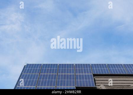 Panneaux solaires sur le toit du chalet de montagne Banque D'Images