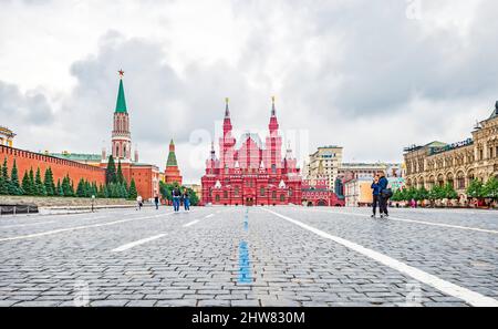 Moscou, Russie - 27 mai 2021 : le Musée historique de l'État et le Kremlin sur la place Rouge Banque D'Images