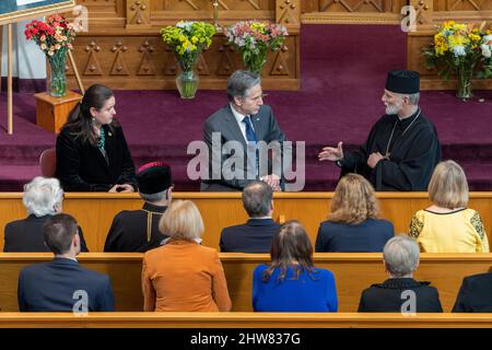 Le 2 mars 2022, Antony J. Blinken, secrétaire d'État, visite le sanctuaire national catholique ukrainien à la Sainte famille avec l'archevêque Borys Gudziak et l'ambassadeur ukrainien auprès de l'Oksana Markarova, à Washington. Banque D'Images