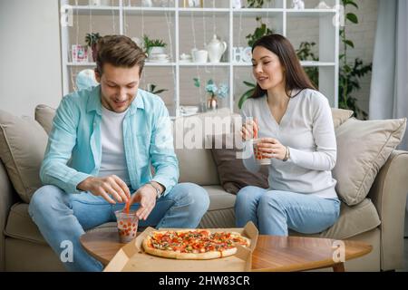 Couple et manger pizza Banque D'Images