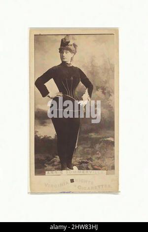 Art inspiré par Annie Summerville, de la série acteurs et actrices (N45, Type 1) pour les cigarettes Virginia Brides, ca. 1888, photographie d'albumine, feuille : 2 3/4 x 1 3/8 po. (7 x 3,5 cm), cartes professionnelles de la série « acteurs et actrices » (N45, Type 1), émises vers. 1888 par Allen, oeuvres classiques modernisées par Artotop avec une touche de modernité. Formes, couleur et valeur, impact visuel accrocheur sur l'art émotions par la liberté d'œuvres d'art d'une manière contemporaine. Un message intemporel qui cherche une nouvelle direction créative. Artistes qui se tournent vers le support numérique et créent le NFT Artotop Banque D'Images