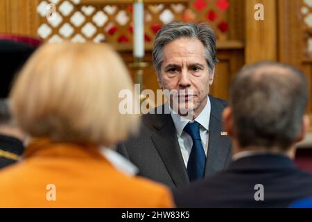 Le 2 mars 2022, Antony J. Blinken, secrétaire d'État, visite le sanctuaire national catholique ukrainien à la Sainte famille avec l'archevêque Borys Gudziak et l'ambassadeur ukrainien auprès de l'Oksana Markarova, à Washington. Banque D'Images