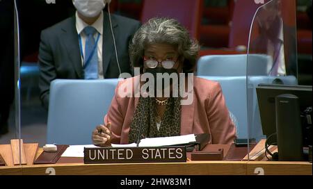 L'Ambassadeur Linda Thomas-Greenfield, représentante des États-Unis auprès des Nations Unies, prononce des observations sur la menace de la Russie pour la paix et la sécurité, lors d'une réunion du Conseil de sécurité de l'ONU, depuis le siège de l'ONU à New York le 17 février 2022. Banque D'Images