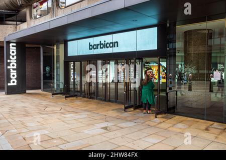 Barbican Centre London - entrée principale du Barbican Centre sur Silk Street Central London. Banque D'Images