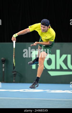 4th mars 2022: Ken Rosewall Arena, Sydney Olympic Park, Sydney, Australie; Davis Cup tennis, Australie contre Hongrie; Alex de Minaur d'Australie sert à Zsombor Piros de Hongrie Banque D'Images