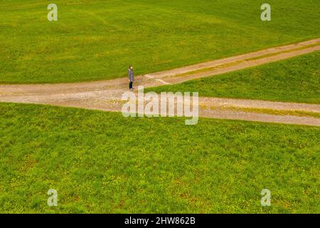 Femme à la croisée des chemins. Vue aérienne. Banque D'Images