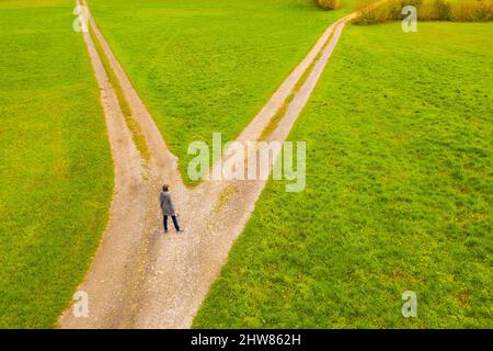 Femme à la croisée des chemins. Vue aérienne. Banque D'Images