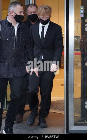 Ed Sheeran quitte le Rolls Building dans le centre de Londres, où il a intenté une action en justice contre sa chanson à succès de 2017, « Shape of You », après que les auteurs Sami Chokri et Ross O'Donoghue aient affirmé que la chanson contrevient à certaines parties de l'une de leurs chansons. Date de la photo : vendredi 4 mars 2022. Banque D'Images