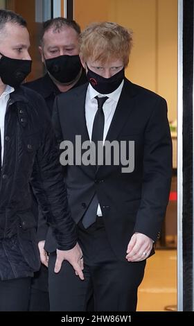 Ed Sheeran quitte le Rolls Building dans le centre de Londres, où il a intenté une action en justice contre sa chanson à succès de 2017, « Shape of You », après que les auteurs Sami Chokri et Ross O'Donoghue aient affirmé que la chanson contrevient à certaines parties de l'une de leurs chansons. Date de la photo : vendredi 4 mars 2022. Banque D'Images