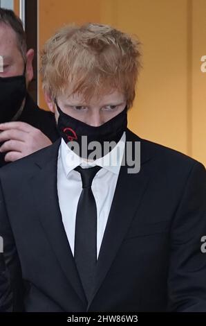 Ed Sheeran quitte le Rolls Building dans le centre de Londres, où il a intenté une action en justice contre sa chanson à succès de 2017, « Shape of You », après que les auteurs Sami Chokri et Ross O'Donoghue aient affirmé que la chanson contrevient à certaines parties de l'une de leurs chansons. Date de la photo : vendredi 4 mars 2022. Banque D'Images