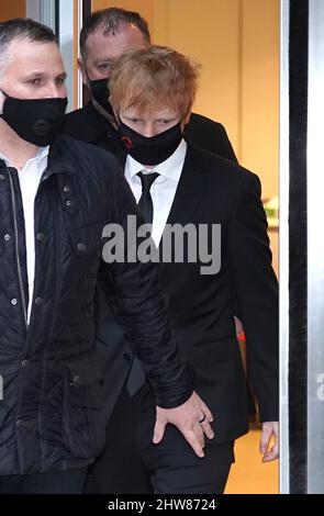Ed Sheeran quitte le Rolls Building dans le centre de Londres, où il a intenté une action en justice contre sa chanson à succès de 2017, « Shape of You », après que les auteurs Sami Chokri et Ross O'Donoghue aient affirmé que la chanson contrevient à certaines parties de l'une de leurs chansons. Date de la photo : vendredi 4 mars 2022. Banque D'Images
