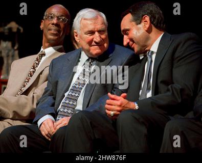 Raleigh, États-Unis. 08th févr. 2015. L'entraîneur de Duke Mike Krzyzewski reconnaît l'ancien entraîneur de l'UNC Dean Smith comme il est honoré avec le prix Dr. James A. Naismith Good Sportsportsship Award le mercredi 29 juin 2011, à l'Auditorium Memorial de Raleigh, en Caroline du Nord. (Photo de Robert Willett/The News & observer/TNS/Sipa USA) crédit : SIPA USA/Alay Live News Banque D'Images