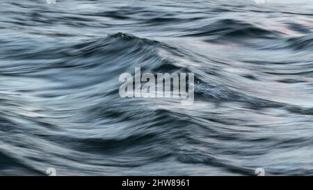 Paysage abstrait d'eau agitée turbulente dans le vent avec surface soyeuse en exposition longue et effet de flou de mouvement Banque D'Images