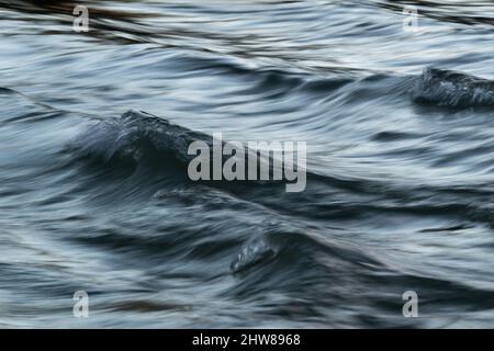 Paysage abstrait d'eau agitée turbulente dans le vent avec surface soyeuse en exposition longue et effet de flou de mouvement Banque D'Images