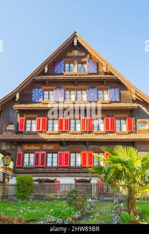 Gersau, Suisse - 27 mars 2017 : maison suisse traditionnelle d'époque. Bâtiment historique à Gersau. Banque D'Images