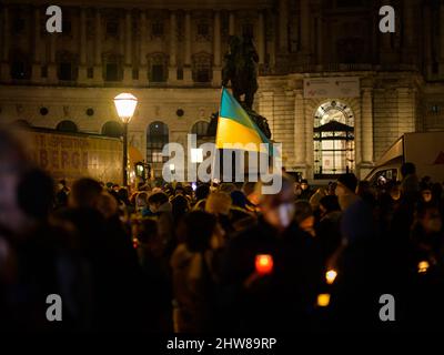 Vienne, Autriche - 27 février 2022 : les personnes manifestant contre la guerre en Ukraine sur Heldenplatz, nuit, drapeau, bougies Banque D'Images