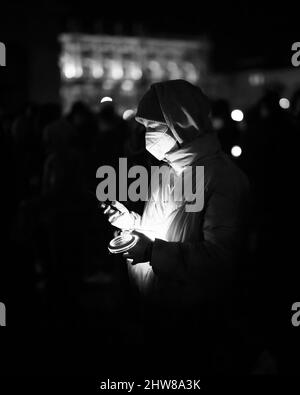 Vienne, Autriche - 27 février 2022 : les personnes manifestant contre la guerre en Ukraine sur Heldenplatz, nuit, bougies allumées au sol Banque D'Images