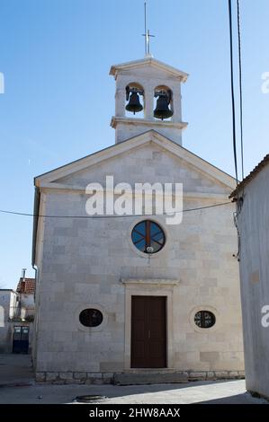 Église catholique historique de Saint Roch dans le village de Bibinje près de Zadar en Croatie, avec clocher caractéristique avec deux cloches Banque D'Images