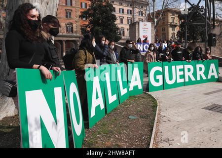 Italie, Rome, 4 mars 2022 : manifestation pour la paix. La communauté de Sant'Egidio organise une flashmob contre la guerre en Ukraine photo Remo Casilli/Sintesi/Alamy Live News Banque D'Images