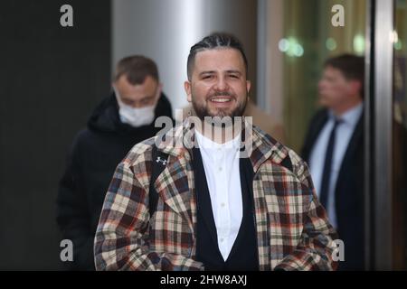 Sami Chokri quitte le Rolls Building dans le centre de Londres, où Ed Sheeran a intenté une action judiciaire au sujet de sa chanson à succès de 2017, « Shape of You », après que les auteurs Sami Chokri et Ross O'Donoghue aient affirmé que la chanson contrevient à certaines parties de l'une de leurs chansons. Date de la photo : vendredi 4 mars 2022. Banque D'Images