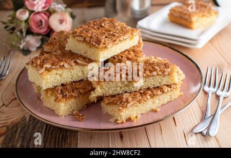 Gâteau au beurre aux amandes caramélisées. Frais et maison cuits et servis empilés sur une assiette Banque D'Images