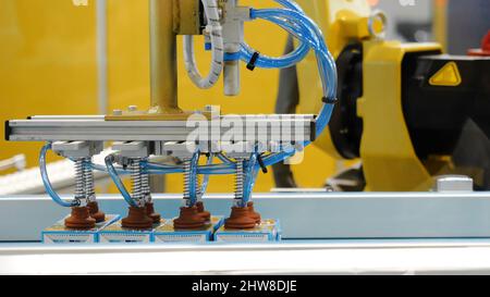 Ekaterinbourg, Russie - juillet 2019 : convoyeur de production et d'embouteillage de jus dans des emballages en carton.Médias.Processus de tri Banque D'Images