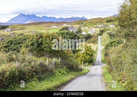 La voie vers le village de Tarskavaig sur la péninsule de Sleat dans le sud de l'île de Skye, Highland, Écosse Royaume-Uni. Les Cuillins sont à l'horizon. Banque D'Images