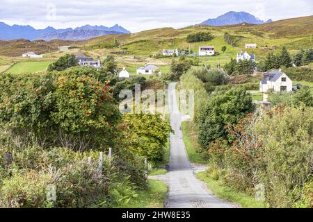 La voie vers le village de Tarskavaig sur la péninsule de Sleat dans le sud de l'île de Skye, Highland, Écosse Royaume-Uni. Les Cuillins sont à l'horizon. Banque D'Images