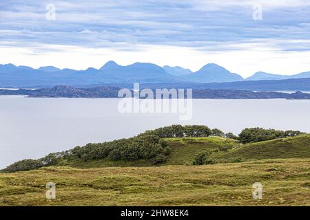 Une vue vers l'est vers le continent écossais à travers Rona et Raasay dans le détroit de Raasay depuis la côte nord-est de l'île de Skye, Highland, Écosse Royaume-Uni. Banque D'Images