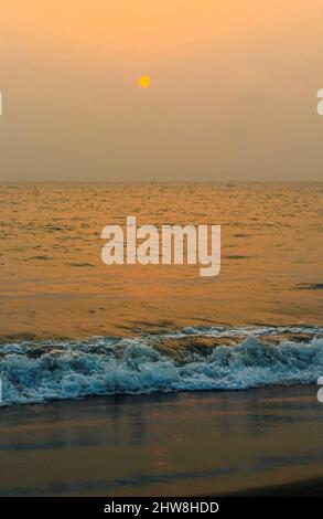 Incroyablement beau coucher de soleil sur la plage. Soleil, ciel, mer, vagues et sable. Des vacances au bord de la mer. Banque D'Images