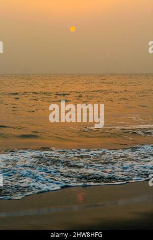 Incroyablement beau coucher de soleil sur la plage. Soleil, ciel, mer, vagues et sable. Des vacances au bord de la mer. Banque D'Images