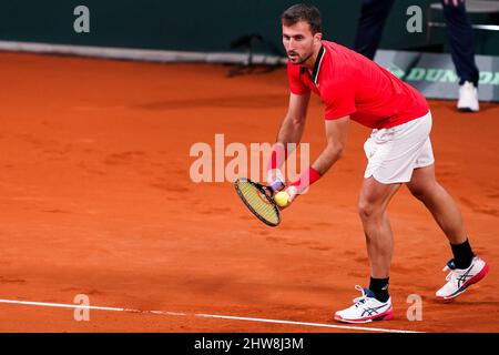 La Haye, pays-Bas. 04th mars 2022. DEN HAAG, PAYS-BAS - MARS 4: Steven Diez du Canada sert dans son match des célibataires contre Tallon Griekspoor des pays-Bas pendant le qualificateur de coupe Davis 2022 entre les pays-Bas et le Canada au Sportcampus Zuiderpark le 4 mars 2022 à Den Haag, pays-Bas (photo par Andre Weening/Orange Pictures) crédit: Orange pics BV/Alay Live News Banque D'Images