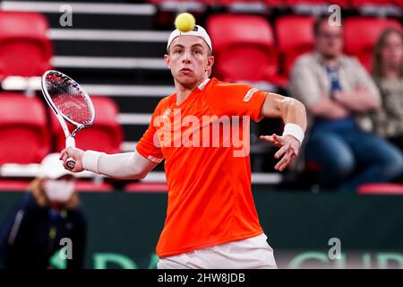 La Haye, pays-Bas. 04th mars 2022. DEN HAAG, PAYS-BAS - MARS 4: Tallon Griekspoor, des pays-Bas, joue un front dans son match de célibataires contre Steven Diez, du Canada, lors de la coupe Davis qualificateur 2022 entre les pays-Bas et le Canada au Sportcampus Zuiderpark, le 4 mars 2022 à Den Haag, pays-Bas (photo d'Andre Weening/Orange Pictures) crédit : Orange pics BV/Alay Live News Banque D'Images