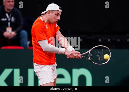 La Haye, pays-Bas. 04th mars 2022. DEN HAAG, PAYS-BAS - MARS 4: Tallon Griekspoor, des pays-Bas, joue un revers dans son match de singles contre Steven Diez, du Canada, lors de la coupe Davis qualificateur 2022 entre les pays-Bas et le Canada au Sportcampus Zuiderpark, le 4 mars 2022 à Den Haag, pays-Bas (photo d'Andre Weening/Orange Pictures) crédit : Orange pics BV/Alay Live News Banque D'Images