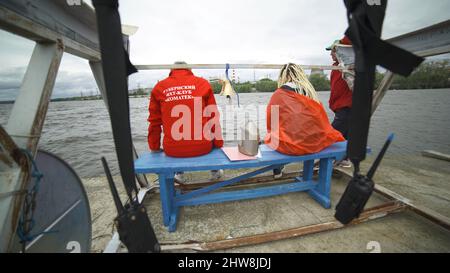 Moscou, Russie-septembre 2019 : sauveteurs assis sur la jetée. Art. Vue arrière de deux sauveteurs assis sur la jetée par temps nuageux. Deux secouristes attendent Banque D'Images