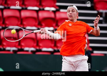 La Haye, pays-Bas. 04th mars 2022. DEN HAAG, PAYS-BAS - MARS 4: Tallon Griekspoor, des pays-Bas, joue un front dans son match de célibataires contre Steven Diez, du Canada, lors de la coupe Davis qualificateur 2022 entre les pays-Bas et le Canada au Sportcampus Zuiderpark, le 4 mars 2022 à Den Haag, pays-Bas (photo d'Andre Weening/Orange Pictures) crédit : Orange pics BV/Alay Live News Banque D'Images