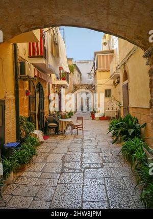 Allée idyllique à Bari, capitale de la région des Pouilles, dans le sud de l'Italie Banque D'Images