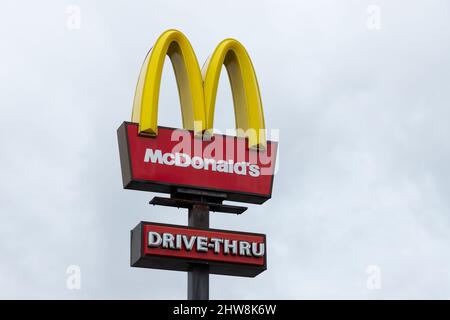 La façade du magasin et le logo de McDonalds, un restaurant de restauration rapide au drive dans le Merry Hill Center près de Brierley Hill au Royaume-Uni Banque D'Images