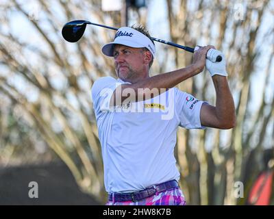 Orlando, Floride, États-Unis. 4th mars 2022. Ian Poulter, d'Angleterre, à bord du tee-shirt 10th pendant l'action de golf de la ronde 2nd de l'Arnold Palmer Invitational présentée par Mastercard tenue au Arnold Palmer's Bay Hill Club & Lodge à Orlando, FL. Roméo T Guzman/CSM/Alamy Live News Banque D'Images