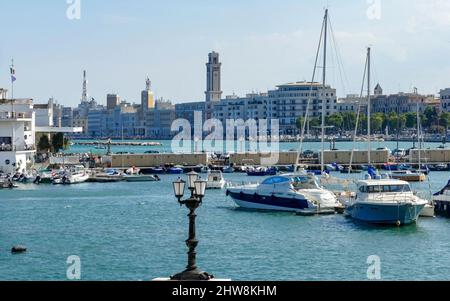 Impression autour du port de Bari, la capitale de la région des Pouilles, dans le sud de l'Italie Banque D'Images