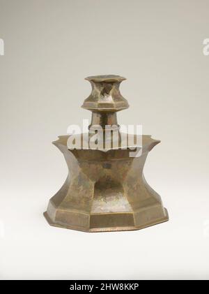 Art inspiré par Candlestick avec des images figurales, première moitié du 14th siècle, attribué à l'Iran ou à l'Irak, laiton; moulé, gravé, et incrusté avec l'argent et le composé noir, Max. H. 9 5/16 po (23,7 cm), Métal, ce chandelier à neuf côtés insolite est orné de scènes figurales exécutées, les œuvres classiques modernisées par Artotop avec une touche de modernité. Formes, couleur et valeur, impact visuel accrocheur sur l'art émotions par la liberté d'œuvres d'art d'une manière contemporaine. Un message intemporel qui cherche une nouvelle direction créative. Artistes qui se tournent vers le support numérique et créent le NFT Artotop Banque D'Images