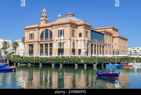 Paysage autour du Teatro Margherita à Bari, la capitale de la région des Pouilles en Italie méridionale Banque D'Images