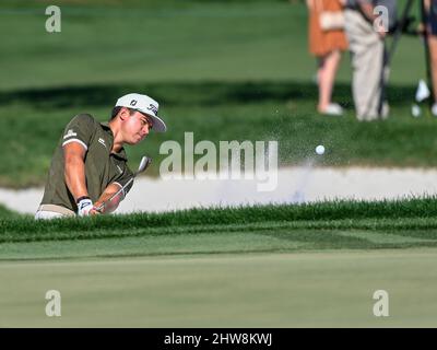 Orlando, Floride, États-Unis. 4th mars 2022. Garrick Higgo, d'Afrique du Sud, est sorti du bunker de green Side sur 6 pendant l'action de golf ronde 2nd de l'Arnold Palmer Invitational présentée par Mastercard tenue au Arnold Palmer's Bay Hill Club & Lodge à Orlando, FL. Roméo T Guzman/CSM/Alamy Live News Banque D'Images